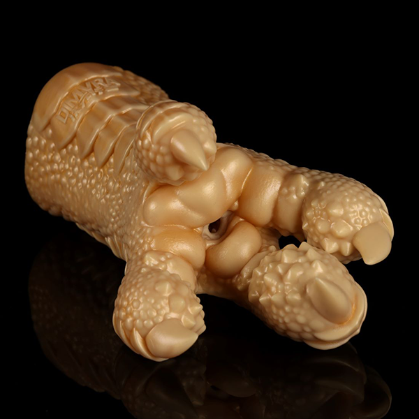 Golden Falcon-Jiujiu looks so plump, I really want to touch it.