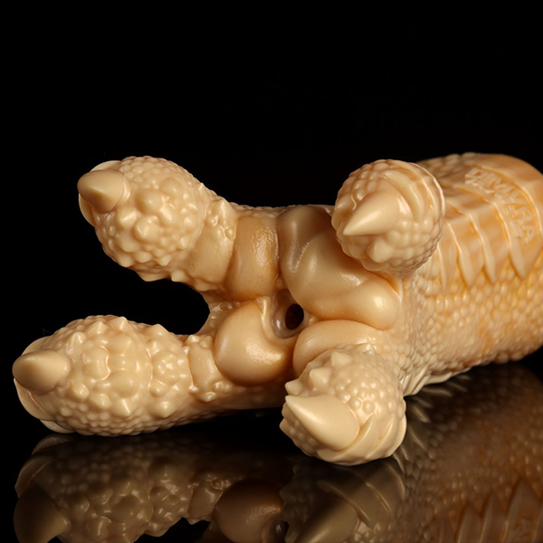 Golden Falcon-Jiujiu's paw pads
